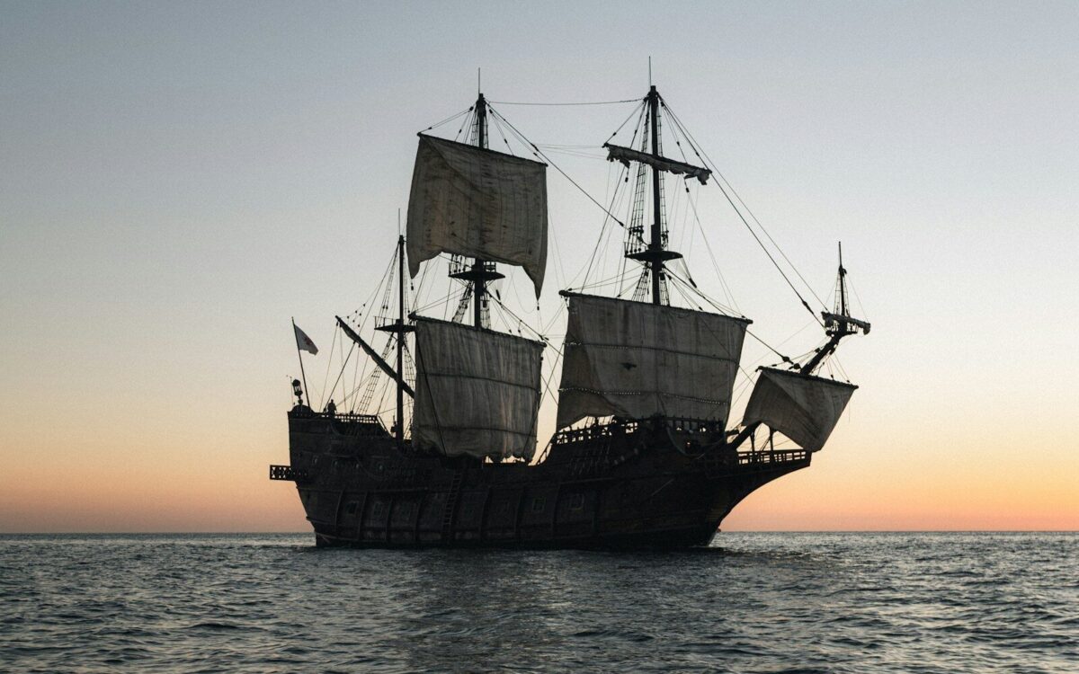 Velero histórico de varios palos navegando en mar abierto