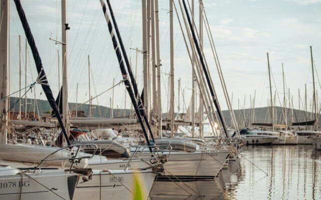 Veleros con los mástiles alineados en un puerto deportivo